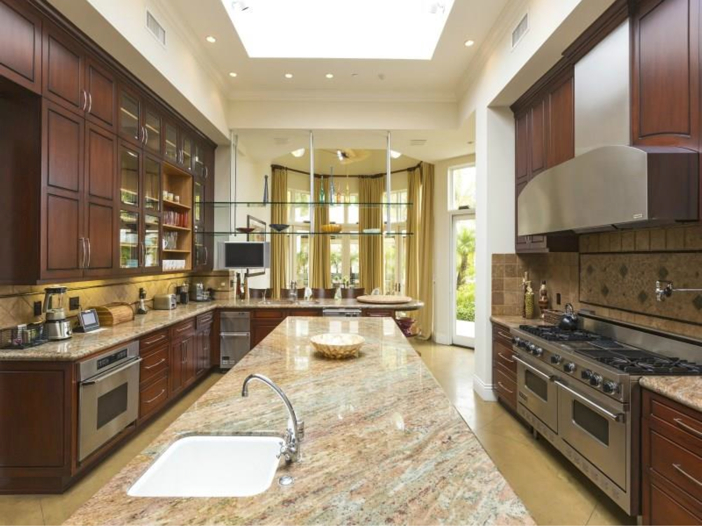 $14.5 Million Luxurious Villa in Pacific Palisades, California - Kitchen