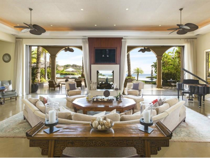 $14.5 Million Luxurious Villa in Pacific Palisades, California - Open living room