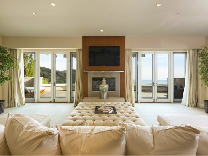 $14.5 Million Luxurious Villa in Pacific Palisades, California - Sitting Area with Fireplace